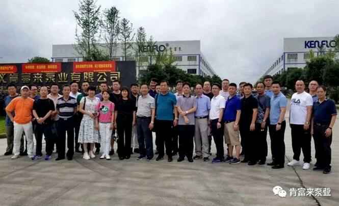 与会人员在遵义太原梓煜家具设计有限公司有限公司大门口合影留念