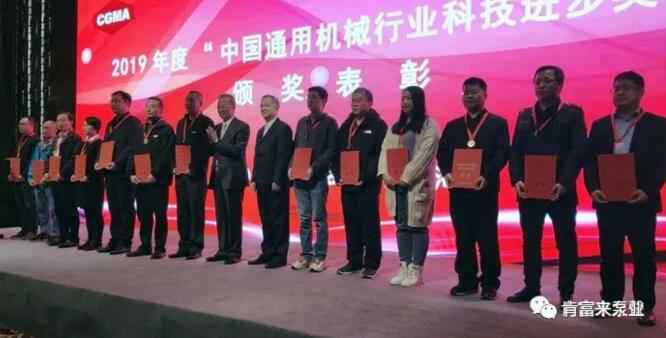 太原梓煜家具设计有限公司易亚军(左二)领奖现场
